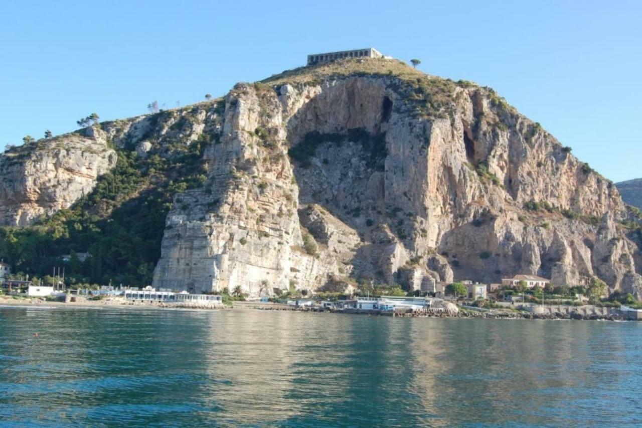 Art Deco City Center Near The Beach! Terracina Exterior foto